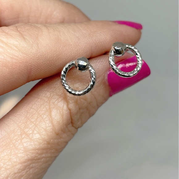 14k White Gold Polished Twisted Circle Stud Earrings - Picture 8 of 8